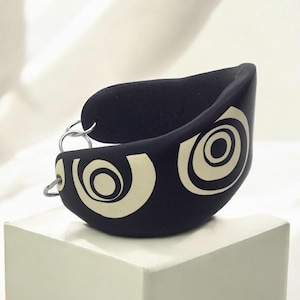 Pulseira de argila polimérica para mulheres, pulseira preta e bege, pulseira artesanal dos anos 60, pulseira com círculos, pulseira retrô, presente para ela, aniversário.