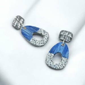 Lichtgewicht moderne oorbellen, polymeerklei blauwe bungeldruppels, kustoorbellen, unieke boho-oorbellen, getextureerde oorbellen, geverfde oorbel