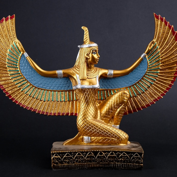 Escultura de estatua de alas abiertas de la diosa egipcia Maat pintada a mano hecha en Egipto. Maat era la diosa de la armonía y la justicia.