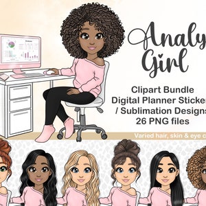Może przedstawiać: Pakiet cyfrowych grafik wektorowych w postaci 26 plików PNG przedstawiający animowaną kobietę o różnych kolorach włosów, skóry i oczu. Kobieta siedzi przy biurku z komputerem i myszką. Tekst "Analyst Girl" jest napisany ozdobnym fontem nad kobietą. Tekst "Clipart Bundle Digital Planner Stickers / Sublimation Designs 26 PNG files Varied hair, skin & eye colors!" jest napisany pod kobietą.