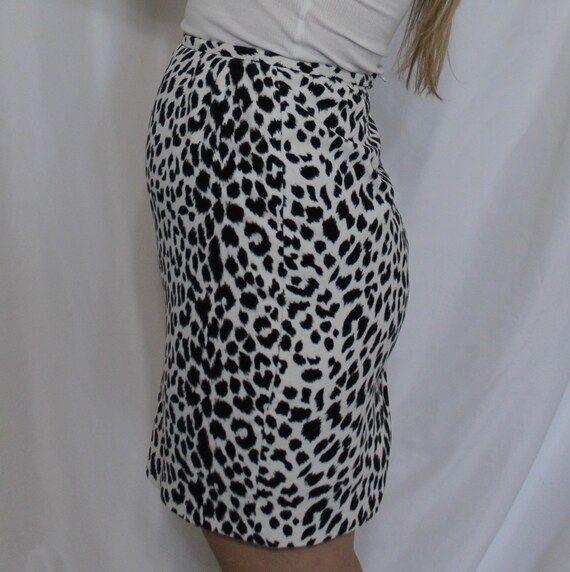 Snow leopard velvet skirt - image 4