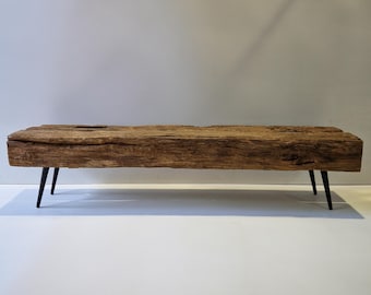 Mobile basso per TV realizzato con vecchie travi di legno.
