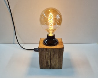 Lampada da tavolo in legno con travi a graticcio in rovere