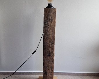 Lampada da terra in legno con travi a graticcio in rovere