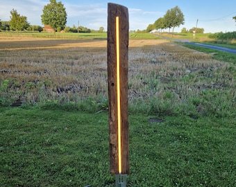 Lampada da terra rustica in rovere per esterni.