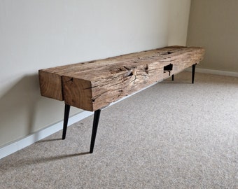 Mueble para TV hecho con vigas de entramado de madera antiguas