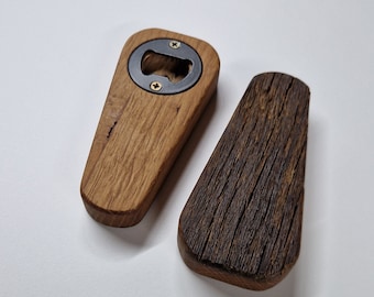 Apribottiglie realizzato con struttura in legno di quercia