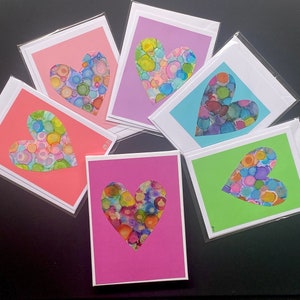 Set di cinque carte a forma di cuore pastello dipinte a mano / Arte unica nel suo genere realizzata con inchiostro alcolico e montata su cartoncino di qualità da 5" x 6,5" / San Valentino, amore
