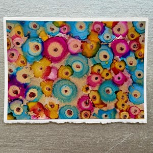 Tarjeta pintada a mano / Pintura floral vívida con tinta de alcohol de 5" x 7" - En blanco para cualquier ocasión - Tarjeta única para ella / Rosa, azul y amarillo