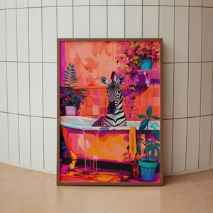 Op de afbeelding: Een ingelijste kunstprint toont een zebra in een badkuip, omringd door levendige roze, oranje en blauwe tinten. Het kunstwerk toont een grillige scène met planten en een handdoek, wat een kleurrijke en speelse esthetiek creëert.