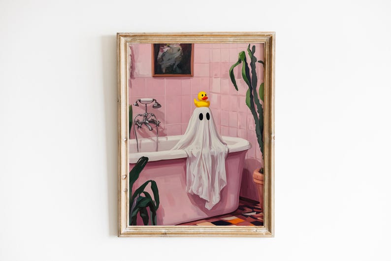 K&ouml;nnte beinhalten: Ein gerahmter Kunstdruck zeigt einen Geist in einem rosa Badezimmer, der in einer Badewanne mit einer gelben Gummiente auf dem Kopf sitzt. Das Badezimmer hat rosa Fliesen, ein gerahmtes Bild und eine Pflanze. Das Kunstwerk hat ein skurriles, gruseliges Thema.