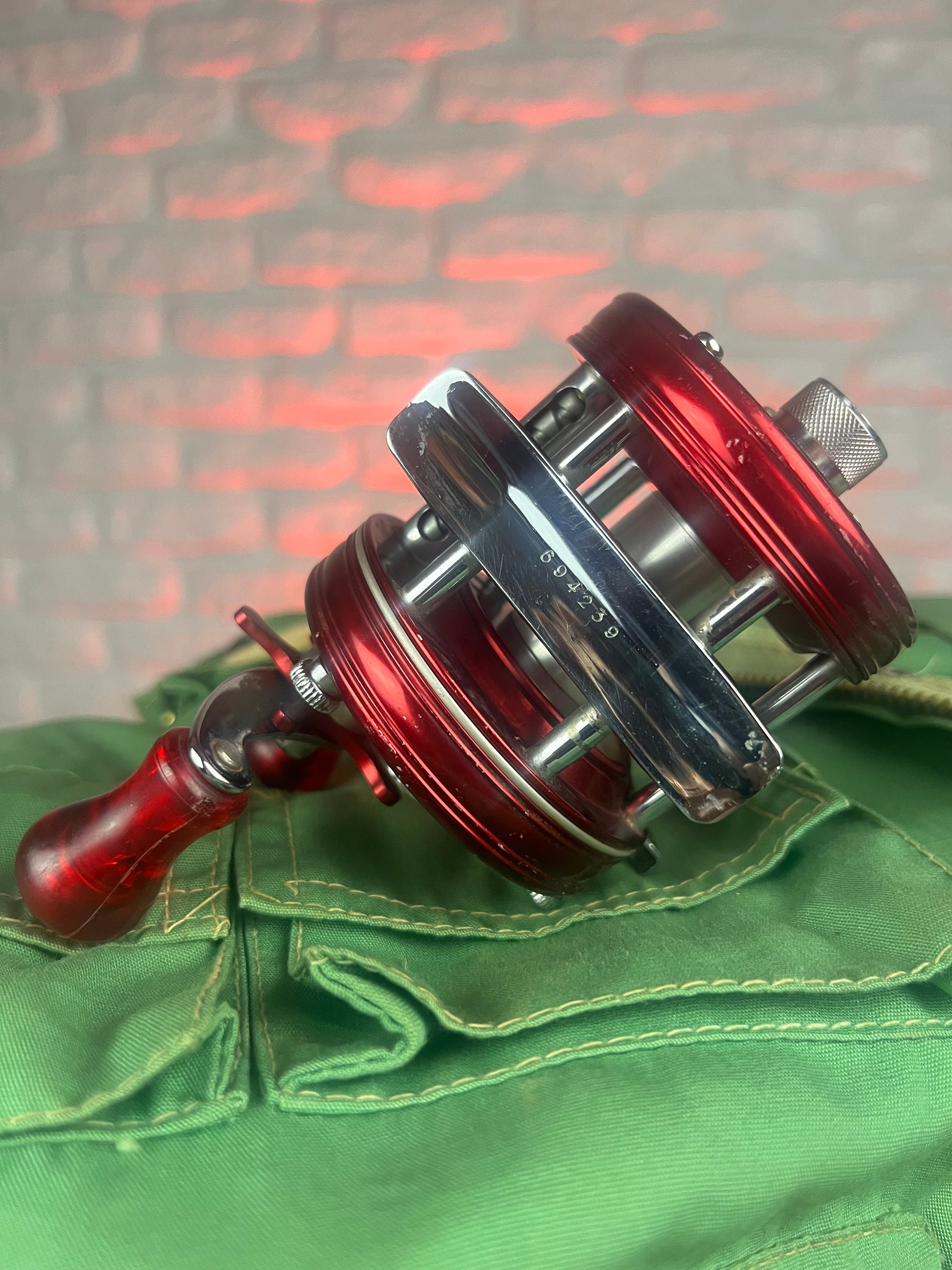 ABU GARCIA 1750A RED WINE Circa- 1960 Sweden — VINTAGE FISHING REELS