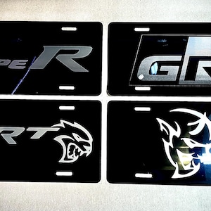 カスタムナンバープレート：彫刻された金属ディスプレイプレート、車の装飾