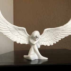 Figurka anioła ze skrzydłami, posąg anioła stróża