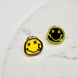 Smiley Pin, gelbe Smiley Emaille Pin, schwarze Smiley Anstecknadel, Nirvana Smiley Pin, süße Rucksack Pins, Punk Smiley Pin