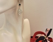 Boucles d'oreilles en métal entrelacé et agate verte. Élégance et féminité naturelle