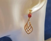 Boucles d'oreilles longues, chics et élégantes. Pendentifs gouttes dorés à l'or fin, bijou pour femme