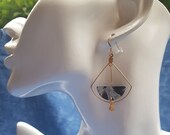 Boucles d'oreilles longues. Boucles dorées en forme de feuille, bijou femme