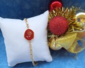 Bracelet doré à l'or fin avec son pendentif floral rouge et doré, bijou féminin