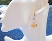 Boucle d’oreille pendante en argent doré à l'or fin, ornée d’une perle nacrée rose et d’un pendentif feuille de ginkgo