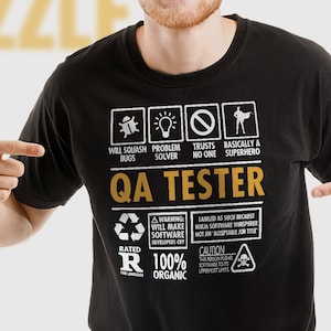 Può includere: T-shirt unisex nero con un design grafico bianco di una descrizione del lavoro di tester QA. La grafica include icone, testo e un'etichetta di avvertenza. Il testo recita "QA Tester" e "Will Squash Bugs, Problem Solver, Trusts No One, Basically a Superhero".