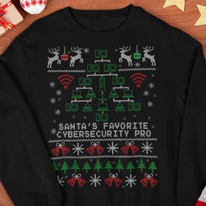 Könnte beinhalten: Schwarzes Sweatshirt mit weihnachtlichem Design. Das Design zeigt Rentiere, Computernetzwerkdiagramme, Glocken und Weihnachtsbäume. Der Text "SANTA'S FAVORITE CYBERSECURITY PRO" ist ebenfalls enthalten.