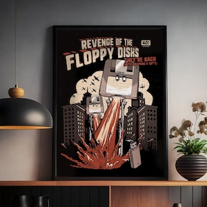 Puede incluir: Una ilustración de estilo retro de un disquete con una expresión amenazante, sosteniendo un arma y de pie frente a un horizonte urbano. El texto "Revenge of the Floppy Disks" y "They're Back with Weapons 5 ¼" está impreso en el póster.