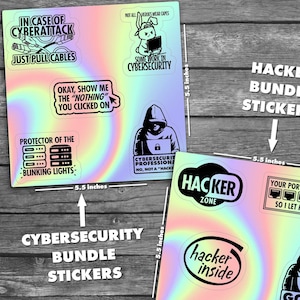 Op de afbeelding: Een set van 10 holografische stickers met humoristische ontwerpen met betrekking tot cybersecurity. De stickers zijn 14 cm groot en bevatten zinnen als "In geval van een cyberaanval, trek gewoon de kabels uit", "Oké, laat me de "niets" zien waarop je hebt geklikt", "Beschermer van de knipperende lampjes", "Cybersecurity professional, nee, geen "hacker"