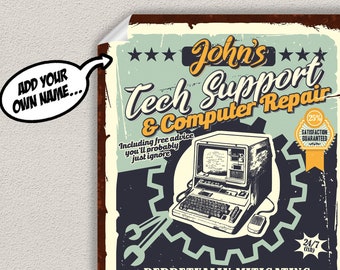 Peut inclure: Une enseigne de style vintage annonçant des services de support technique et de réparation d'ordinateurs. L'enseigne présente un ordinateur rétro, des outils et le texte "John's Tech Support & Computer Repair". Le slogan dit "Perpetuellement atténuer les erreurs stupides que vous faites. Laissez-moi deviner... vous avez cliqué sur le lien suspect ? Tout d'abord... est-il branché ?"