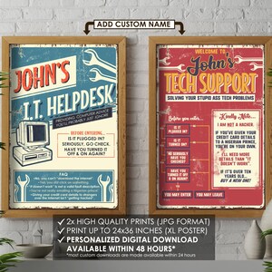 Könnte beinhalten: Zwei gerahmte Drucke im Vintage-Stil. Einer lautet "John's I.T. Helpdesk" mit Computerhinweisen. Der andere sagt "John's Tech Support" mit Tipps zur Fehlerbehebung. Beide sind in Holzrahmen mit einem Used-Look.