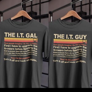 Puede incluir: Dos camisetas con un diseño retro. El texto en las camisetas dice "The I.T. Gal" y "The I.T. Guy". El texto describe cómo la gente imagina que arreglan los problemas y cómo los arreglan realmente. El texto en ambas camisetas dice "Cómo la gente imagina que arreglo el problema: Primero tengo que actualizar el firmware antes de flashear la RAM para asegurarme de que no haya desbordamiento de búfer, y luego me conecto al kernel del sistema para realizar un análisis de vulnerabilidad para recuperar la estabilidad del software. Cómo arreglo el problema: Apágalo y vuelve a encenderlo."