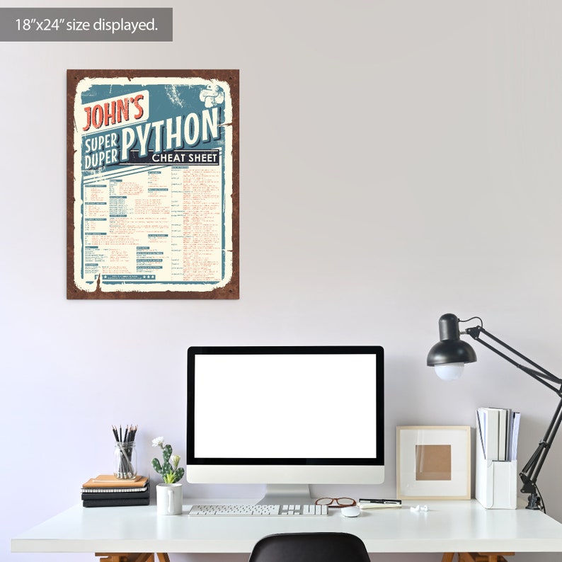 以下が含まれることがあります： 青と赤で「John's Super Duper Python Cheat Sheet」と書かれた、ヴィンテージスタイルの金属製サイン。サインのサイズは45.7cm x 61cmで、茶色の縁と白い背景があり、使い古されたような外観をしています。白い壁に表示されています。