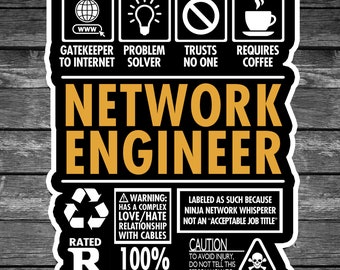 Op de afbeelding: Een zwarte en gele sticker met de tekst "Network Engineer" in grote, vetgedrukte letters. De sticker bevat pictogrammen die een computer, een gloeilamp, een verbodsteken en een kopje koffie voorstellen. De tekst "Rated R for Language" en "100% Organic" is ook inbegrepen.