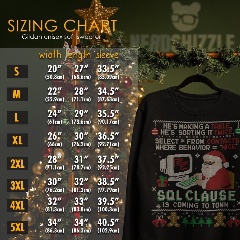 K&ouml;nnte beinhalten: Ein schwarzer Gildan Unisex-Pullover mit einem weihnachtlichen Motiv, das den Weihnachtsmann am Computer zeigt, sowie dem Text 'He's making a table, he's sorting it twice, select * from contacts where behavior = 'nice', SQL clause is coming to town'.
