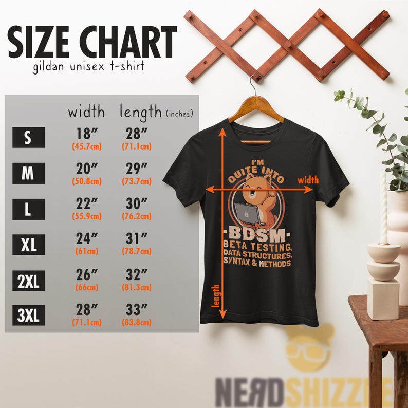 Puede incluir: Camiseta unisex Gildan negra con un gr&aacute;fico de una ardilla y el texto "I'M QUITE INTO BDSM - BETA TESTING, DATA STRUCTURES, SYNTAX & METHODS." Una tabla de tallas muestra anchos de 45,7 cm a 71,1 cm y largos de 71,1 cm a 83,8 cm.