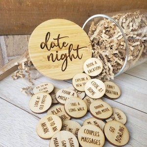 Tarro de fichas de noche de cita, personalizado, ideas de pareja, regalo de cumpleaños, aniversario, tarro de fecha, tarro de madera grabado, juegos de parejas, hasta 40 ideas