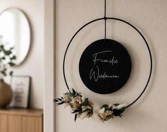 Couronne de porte avec fleurs séchées et panneau en acrylique | Panneau en bois personnalisé avec nom de famille | Anneau en métal | Cadeau de pendaison de crémaillère | Cérémonie de pose de la dernière pierre