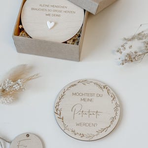 Könnte beinhalten: Ein Set aus drei Keramikbechern mit gesprenkelter, matter Oberfläche. Die Becher sind in Creme-, Hellgrau- und Dunkelgrautönen gehalten. Jeder Becher hat ein schlichtes, minimalistisches Design, perfekt für Kaffee oder Tee.