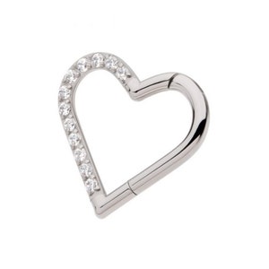 Titanio CNC Set Gem Heart Front Facing Segmento con bisagras Clicker Para oreja izquierda y derecha / daith piercing / daith heart / corazón de titanio