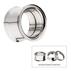 Puede incluir: Un par de expansores de oreja de doble bengala con rosca interna de plata. Los expansores se muestran en dos posiciones diferentes, una con la bengala hacia afuera y la otra con la bengala hacia adentro.