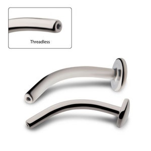 Può includere: Due pezzi di gioielleria per il corpo a forma di barra curva argentati. Il pezzo superiore ha un'estremità piatta e rotonda. Il pezzo inferiore ha un'estremità piatta e quadrata. Entrambi i pezzi sono senza filettatura.