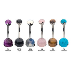 Può includere: Sei diversi anelli per l'ombelico con vari colori di pietre preziose. Gli anelli sono realizzati in acciaio chirurgico e presentano una piccola pietra preziosa nella parte superiore e una pietra preziosa più grande nella parte inferiore. Le pietre preziose sono ametista, onice, opale, quarzo rosa, occhio di tigre e turchese.