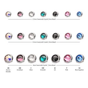 Könnte beinhalten: Eine Auswahl an Swarovski-Kristallschmuckstücken in verschiedenen Farben, darunter Aurora Borealis, Amethyst, Klar, Smaragd, Jet, Pink und Blauer Saphir. Die Kristalle messen 2,5 mm bis 4 mm mit 3 mm bis 5 mm Lünetten.