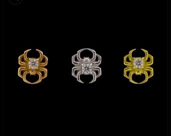 18kt gouden spinoorbel | spinnenpiercing | heksensieraden | insectensieraden | Halloween-sieraden | gothic sieraden | Spin oorbellen