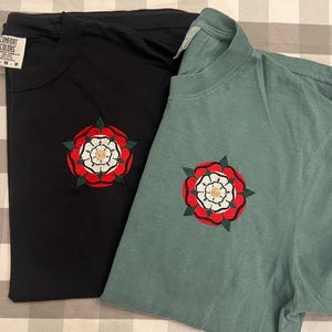 Tudor Rose Besticktes T-Shirt