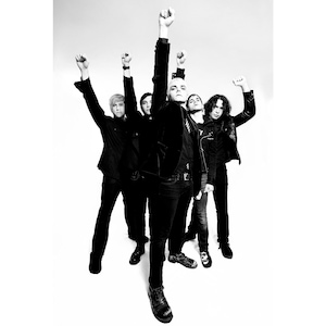 Könnte beinhalten: Schwarzweißfoto einer fünfköpfigen Band, alle in schwarzer Kleidung und mit erhobenen Fäusten.