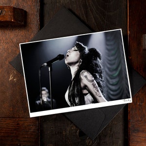 Carte de voeux Amy Winehouse A6, visite retour en noir, impression photo originale imprimée à la main, signée par le photographe, carte d'anniversaire