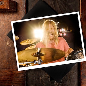 CARTE DE VOEUX A6 Taylor Hawkins, impression photo originale, carte Foo Fighters, impression signée par le photographe à la main, carte d'anniversaire