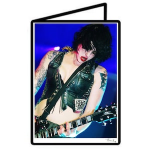Brody Dalle, carte de voeux imprimée à la main de distillateurs, carte punk rock, impression originale A6 signée par le photographe, carte d'anniversaire