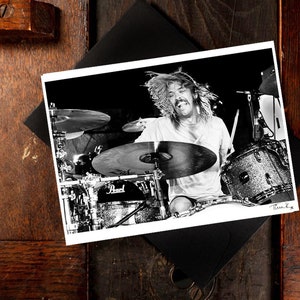 CARTE DE VOEUX A6 Taylor Hawkins, impression photo originale en noir et blanc, carte Foo Fighters, impression signée par le photographe à la main, carte d'anniversaire